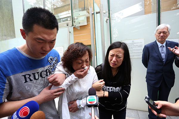 Relatives of Miao Chunqi, 54, go to identify his body at a mortuary in Hong Kong on Thursday. Miao was beaten to death after trying to stop an argument in a jewelry shop.(Photo/CHINA DAILY) Relatives of Miao Chunqi, 54, go to identify his body at a mortuary in Hong Kong on Thursday. Miao was beaten to death after trying to stop an argument in a jewelry shop.(Photo/CHINA DAILY)