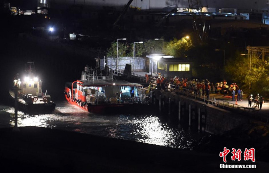 A ferry sailing from Macao to Hong Kong hits an object in the waters on Oct. 25, 2015. (Photo: China News Service/Zhang Yu) A ferry sailing from Macao to Hong Kong hits an object in the waters on Oct. 25, 2015. (Photo: China News Service/Zhang Yu)