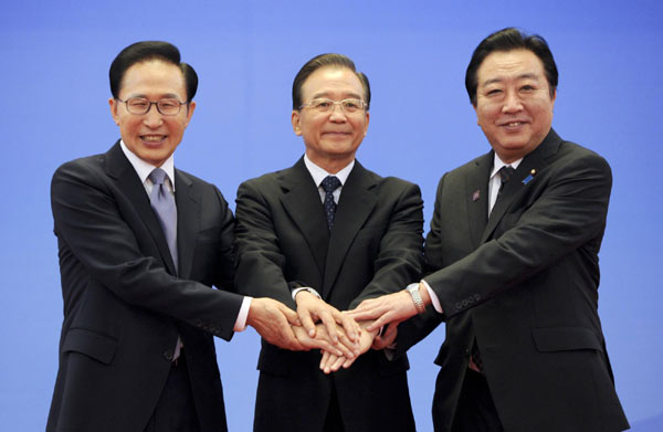 Then President of the Republic of Korea Lee Myung-bak (left), then Premier Wen Jiabao (center), and then Japanese Prime Minister Yoshihiko Noda (right) pose for a group photo during the 5th China-Japan-ROK trilateral summit at the Great Hall of the People in Beijing, May 13, 2012. (Photo/Xinhua) Then President of the Republic of Korea Lee Myung-bak (left), then Premier Wen Jiabao (center), and then Japanese Prime Minister Yoshihiko Noda (right) pose for a group photo during the 5th China-Japan-ROK trilateral summit at the Great Hall of the People in Beijing, May 13, 2012. (Photo/Xinhua)