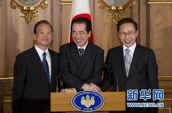 Then Premier Wen Jiabao (left), then Japanese Prime Minister Naoto Kan (center), and then President of the Republic of Korea Lee Myung-bak shake hands at a press conference during the 4th China-Japan-ROK trilateral summit in Tokyo, May 22, 2011. (Photo/Xinhua) Then Premier Wen Jiabao (left), then Japanese Prime Minister Naoto Kan (center), and then President of the Republic of Korea Lee Myung-bak shake hands at a press conference during the 4th China-Japan-ROK trilateral summit in Tokyo, May 22, 2011. (Photo/Xinhua)