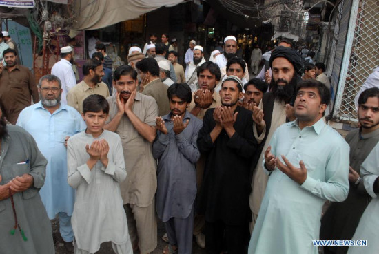 Pakistani people pray as they gather outside after a severe earthquake in northwest Pakistan's Peshawar, on Oct. 26, 2015. At least 64 people were killed and over 400 others injured when an earthquake measuring 8.1 on the Richter scale hit Pakistan on Monday, local media and met office reported. (Photo: Xinhua/Umar Qayyum) Pakistani people pray as they gather outside after a severe earthquake in northwest Pakistan's Peshawar, on Oct. 26, 2015. At least 64 people were killed and over 400 others injured when an earthquake measuring 8.1 on the Richter scale hit Pakistan on Monday, local media and met office reported. (Photo: Xinhua/Umar Qayyum)