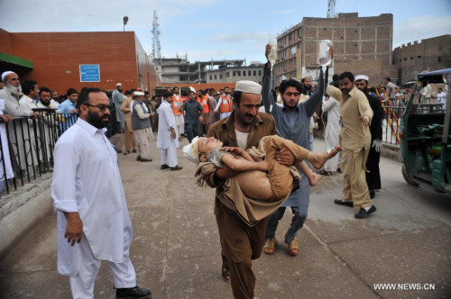 A man holds a boy injured in an earthquake at a hospital in northwest Pakistan's Peshawar, on Oct. 26, 2015. The Pakistani government and army has kicked off a rescue and relief operation in the areas where an earthquake measuring 8.1 on the Richter Scale played havoc, reportedly killing over 220 people and injuring 1,200 others on Monday, officials said. (Photo: Xinhua/Umar Qayum) A man holds a boy injured in an earthquake at a hospital in northwest Pakistan's Peshawar, on Oct. 26, 2015. The Pakistani government and army has kicked off a rescue and relief operation in the areas where an earthquake measuring 8.1 on the Richter Scale played havoc, reportedly killing over 220 people and injuring 1,200 others on Monday, officials said. (Photo: Xinhua/Umar Qayum)