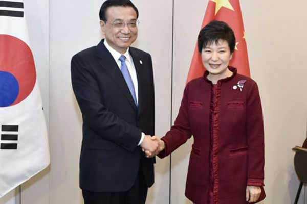 Premier Li Keqiang (L) meets with South Korean President Park Geun-hye in Milan, Italy, Oct 16, 2014. (Photo/Xinhua) Premier Li Keqiang (L) meets with South Korean President Park Geun-hye in Milan, Italy, Oct 16, 2014. (Photo/Xinhua)