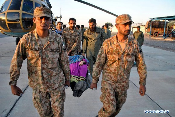 Pakistani soldiers transfer an injured woman to a hospital after the severe earthquake in northwest Pakistan's Peshawar on Oct. 27, 2015. (Photo/Xinhua) Pakistani soldiers transfer an injured woman to a hospital after the severe earthquake in northwest Pakistan's Peshawar on Oct. 27, 2015. (Photo/Xinhua)