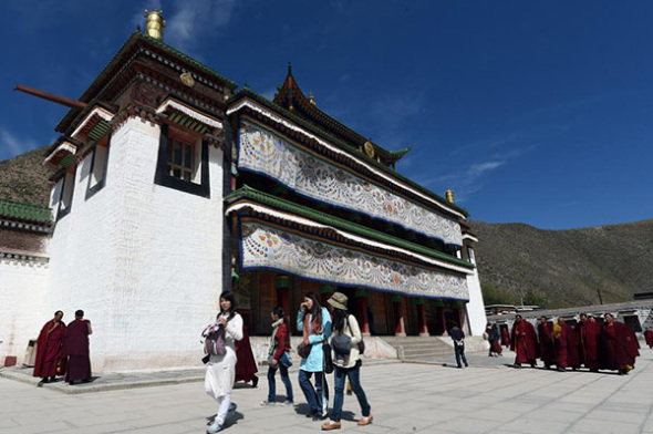 Tourists visit the Labrang Monastery in Gansu province, Sept 15, 2015. (Photo/Xinhua) Tourists visit the Labrang Monastery in Gansu province, Sept 15, 2015. (Photo/Xinhua)