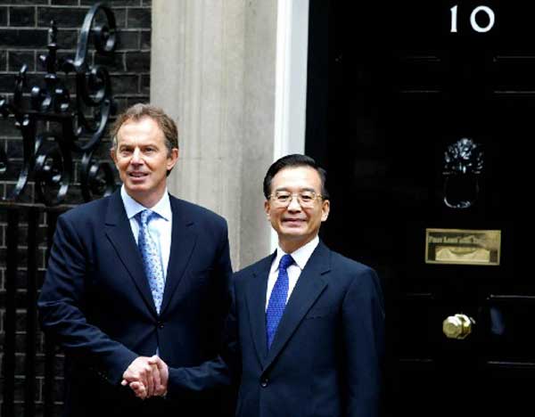 Then Premier Wen Jiabao with then British Prime Minister Tony Blair in London, May 10, 2004. (Photo/Xinhua) Then Premier Wen Jiabao with then British Prime Minister Tony Blair in London, May 10, 2004. (Photo/Xinhua)