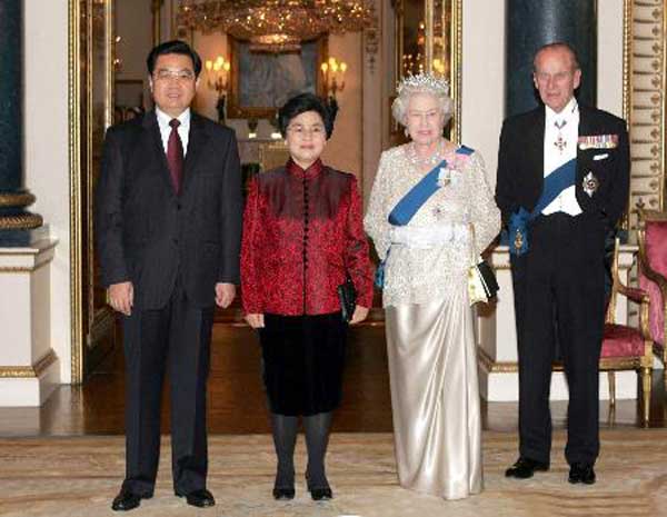 Then President Hu Jintao and first lady Liu Yongqing are welcomed by Queen Elizabeth II and her husband Prince Philip in London, Nov 8, 2005. (Photo/Xinhua) Then President Hu Jintao and first lady Liu Yongqing are welcomed by Queen Elizabeth II and her husband Prince Philip in London, Nov 8, 2005. (Photo/Xinhua)