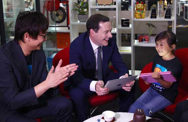 British Chancellor of the Exchequer George Osborne (C) talks with a girl at TechTemple in Beijing, capital of China, Sept 20, 2015. (Photo/Xinhua) British Chancellor of the Exchequer George Osborne (C) talks with a girl at TechTemple in Beijing, capital of China, Sept 20, 2015. (Photo/Xinhua)