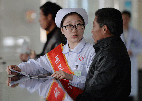 A nurse explains how to claim reimbursement from the national medical insurance program in Longxi County No 1 People's Hospital in Gansu province. (Photo/Xinhua) A nurse explains how to claim reimbursement from the national medical insurance program in Longxi County No 1 People's Hospital in Gansu province. (Photo/Xinhua)
