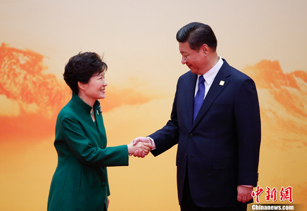President Xi Jinping meets South Korea's President Park Geun-hye at a welcoming ceremony during the APEC Summit at the International Convention Center in Beijing on Nov 11, 2014. (Photo/China News Service) President Xi Jinping meets South Korea's President Park Geun-hye at a welcoming ceremony during the APEC Summit at the International Convention Center in Beijing on Nov 11, 2014. (Photo/China News Service)