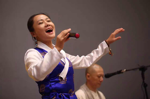 Dekyisto sings for foreign dignitaries at the Milan Expo in October 2015. (Photo courtesy of Liang Xu) Dekyisto sings for foreign dignitaries at the Milan Expo in October 2015. (Photo courtesy of Liang Xu)