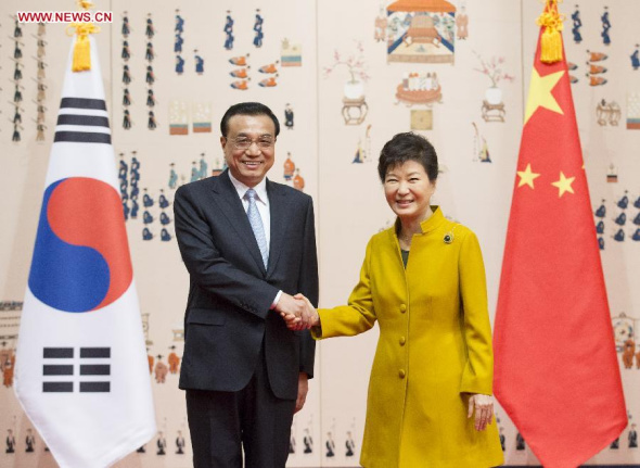 Chinese Premier Li Keqiang (L) holds talks with South Korean President Park Geun-hye in Seoul, capital of the Republic of Korea (ROK), Oct. 31, 2015. (Photo: Xinhua/Huang Jingwen) Chinese Premier Li Keqiang (L) holds talks with South Korean President Park Geun-hye in Seoul, capital of the Republic of Korea (ROK), Oct. 31, 2015. (Photo: Xinhua/Huang Jingwen)