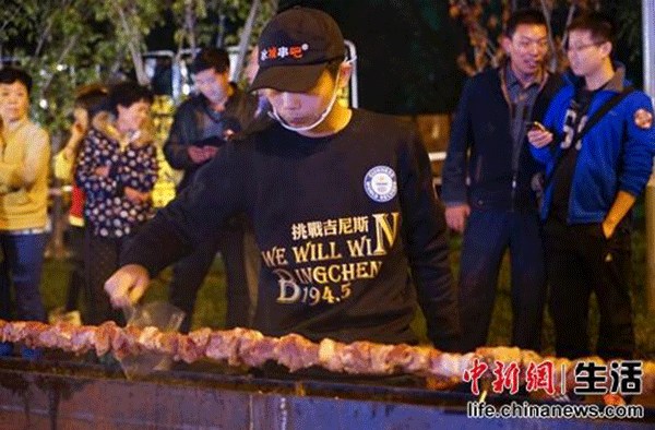 A chef barbecues the meat on a grill. (Photo/Chinanews.com) A chef barbecues the meat on a grill. (Photo/Chinanews.com)