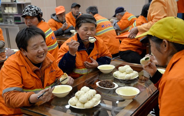 Sanitation workers enjoy free meals at a restaurant in Handan, Hebei province, on Tuesday. The restaurant provided the meals to nearly 100 workers to call on society to care more about the laborers. HAO QUNYING/CHINA DAILY Sanitation workers enjoy free meals at a restaurant in Handan, Hebei province, on Tuesday. The restaurant provided the meals to nearly 100 workers to call on society to care more about the laborers. HAO QUNYING/CHINA DAILY