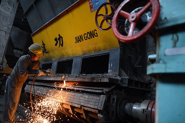 A coal-burning boiler is removed in Beijing in June, as a series of restrictions were introduced to bring more blue skies to the city.(China Daily) A coal-burning boiler is removed in Beijing in June, as a series of restrictions were introduced to bring more blue skies to the city.(China Daily)