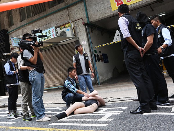 Police reconstruct the scene of a crime after an incident at a store in Hong Kong when a tourist from the mainland was allegedly beaten unconscious by four men while mediating in a shopping dispute. The victim died the next day.(Photo provided to China Daily) Police reconstruct the scene of a crime after an incident at a store in Hong Kong when a tourist from the mainland was allegedly beaten unconscious by four men while mediating in a shopping dispute. The victim died the next day.(Photo provided to China Daily)