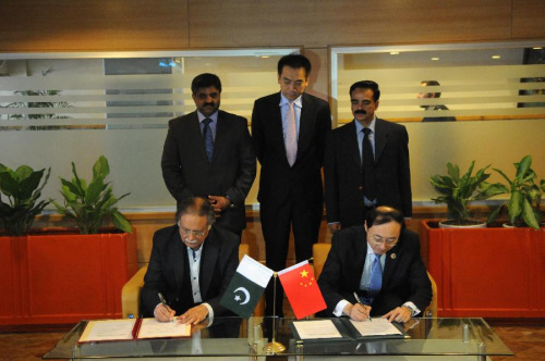 Chinese Ambassador to Pakistan Sun Weidong (R, front) and Pakistani Information Minster Pervez Rashid (L, front) sign a transfer certificate in Islamabad, capital of Pakistan, Nov. 5, 2015. (Photo: Xinhua/Ahmad Kamal) Chinese Ambassador to Pakistan Sun Weidong (R, front) and Pakistani Information Minster Pervez Rashid (L, front) sign a transfer certificate in Islamabad, capital of Pakistan, Nov. 5, 2015. (Photo: Xinhua/Ahmad Kamal)