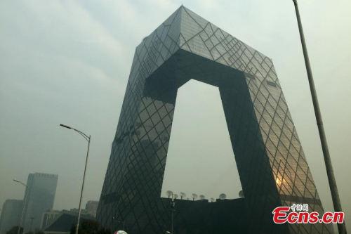 A road is shrouded in heavy smog in Beijing on November 4, 2015. Beijing issued a yellow alert for pollution on Wednesday, due to the heavy smog that had been shrouding the capital since the morning.(Photo: China News Service/Jin Shuo) A road is shrouded in heavy smog in Beijing on November 4, 2015. Beijing issued a yellow alert for pollution on Wednesday, due to the heavy smog that had been shrouding the capital since the morning.(Photo: China News Service/Jin Shuo)