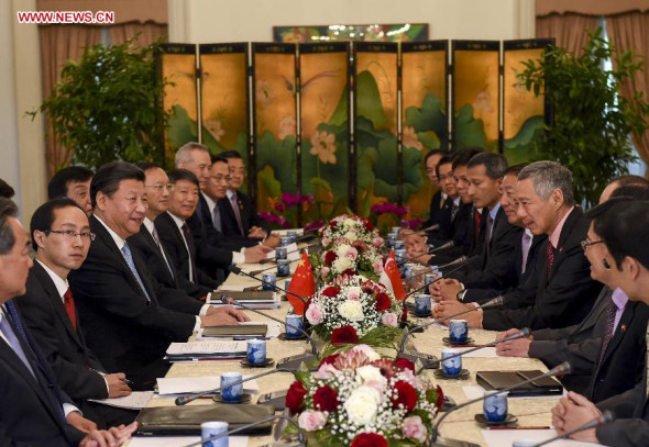 Chinese President Xi Jinping (3rd L) meets with Singaporean Prime Minister Lee Hsien Loong (3rd R) in Singapore, Nov. 7, 2015. (Photo: Xinhua/Li Xueren) Chinese President Xi Jinping (3rd L) meets with Singaporean Prime Minister Lee Hsien Loong (3rd R) in Singapore, Nov. 7, 2015. (Photo: Xinhua/Li Xueren)