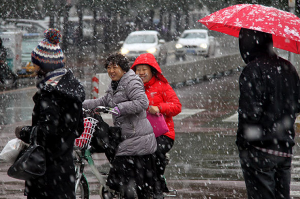 Local residents go out in the snow in Beijing’s Xicheng district on Friday. Snow fell unexpectedly early in Beijing and other cities in northern China on Friday, causing traffic problems for millions of people and prompting the capital to provide heating for residential complexes ahead of schedule. (Photo: China Daily/Yan Xiaoqing) Local residents go out in the snow in Beijing’s Xicheng district on Friday. Snow fell unexpectedly early in Beijing and other cities in northern China on Friday, causing traffic problems for millions of people and prompting the capital to provide heating for residential complexes ahead of schedule. (Photo: China Daily/Yan Xiaoqing)