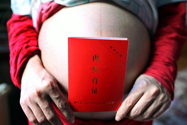 A birth approval certificate for a second child is shown by a pregnant woman in Quzhou, Zhejiang province, in April last year.(XU YUANCHANG/CHINA DAILY) A birth approval certificate for a second child is shown by a pregnant woman in Quzhou, Zhejiang province, in April last year.(XU YUANCHANG/CHINA DAILY)