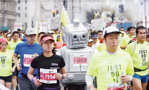 Participants from 85 countries and regions compete on Sunday during the Shanghai International Marathon. The number of marathons in China has been rising rapidly. Last year, 56 were held nationwide, while so far this year there have been more than 100 races. Lai Xinlin / For China Daily Participants from 85 countries and regions compete on Sunday during the Shanghai International Marathon. The number of marathons in China has been rising rapidly. Last year, 56 were held nationwide, while so far this year there have been more than 100 races. Lai Xinlin / For China Daily