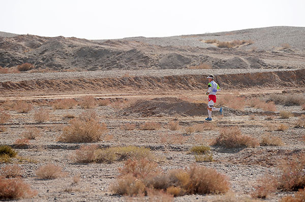 Competitors at the gobi Gobi ultra-marathon in Jiuquan, Gansu province on Nov 8, 2015. (Photo/chinadaily.com.cn) Competitors at the gobi Gobi ultra-marathon in Jiuquan, Gansu province on Nov 8, 2015. (Photo/chinadaily.com.cn)