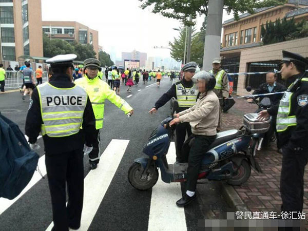 The man was stopped by the police. (Photo/Weibo.com) The man was stopped by the police. (Photo/Weibo.com)