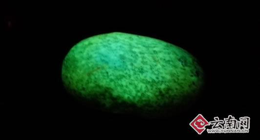 The meteorolite gives out green light. The meteorolite gives out green light.