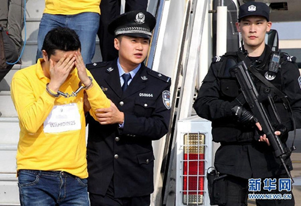 Suspects involved in telecom swindle cases are escorted off an aircraft by the police at Pudong International Airport in Shanghai, Nov 10, 2015. (Photo/Xinhua) Suspects involved in telecom swindle cases are escorted off an aircraft by the police at Pudong International Airport in Shanghai, Nov 10, 2015. (Photo/Xinhua)