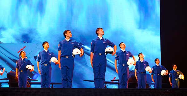 The opera Dream High in Aerospace, staged by the performing-arts company of the People's Liberation Army Air Force, sheds new light on the lives of test pilots. (Photo provided to China Daily) The opera Dream High in Aerospace, staged by the performing-arts company of the People's Liberation Army Air Force, sheds new light on the lives of test pilots. (Photo provided to China Daily)