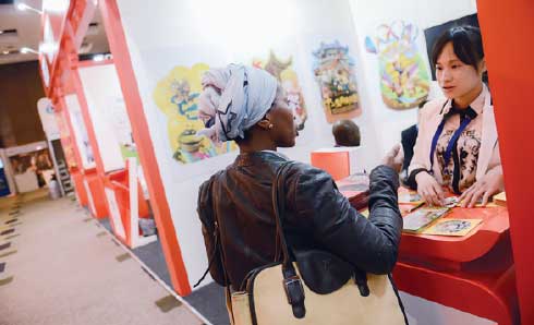A visitor at China Pavilion at the recent 2015 Discop Africa, during which participants showcase their latest and most popular TV content.(Photo by Zhai Jianlan/Xinhua)