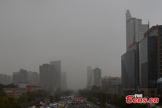 A road is shrouded in heavy smog in Beijing on November 10, 2015. Smog and fog enveloping the city has cut visibility to as low as 500 meters. Beijing issued a yellow alert for pollution on Monday evening. (Photo: China News Service/Jin Shuo) A road is shrouded in heavy smog in Beijing on November 10, 2015. Smog and fog enveloping the city has cut visibility to as low as 500 meters. Beijing issued a yellow alert for pollution on Monday evening. (Photo: China News Service/Jin Shuo)