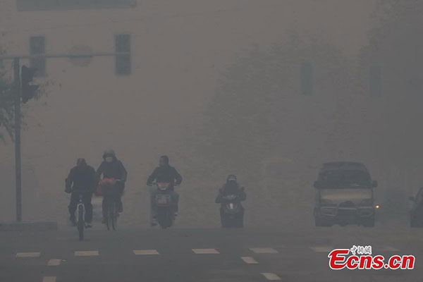 Photo taken on Nov. 8, 2015 shows smog-shrouded downtown Shenyang, northeast China's Liaoning Province. Serious air pollution shrouded 14 cities in Northeast China's Liaoning Province on Sunday, with provincial capital Shenyang witnessing a peak reading of the concentration of PM2.5 - airborne particles measuring less than 2.5 microns in diameter - of 1,017 micrograms per cubic meter. (Photo: China News Service/Zhang Yao) Photo taken on Nov. 8, 2015 shows smog-shrouded downtown Shenyang, northeast China's Liaoning Province. Serious air pollution shrouded 14 cities in Northeast China's Liaoning Province on Sunday, with provincial capital Shenyang witnessing a peak reading of the concentration of PM2.5 - airborne particles measuring less than 2.5 microns in diameter - of 1,017 micrograms per cubic meter. (Photo: China News Service/Zhang Yao)