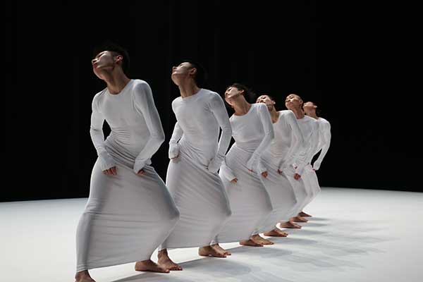 Contemporary dance 7, by Chinese Tao Dance Theater, premieres in Adelaide Festival Centre in 2014.(Photo by Fan Xi/China Daily) Contemporary dance 7, by Chinese Tao Dance Theater, premieres in Adelaide Festival Centre in 2014.(Photo by Fan Xi/China Daily)