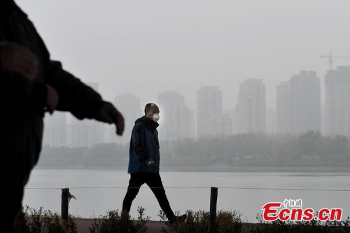 People walk on smog-enveloped road in Shenyang, capital of northeast China's Liaoning Province, Nov. 11, 2015. (CNS photo/Sun Haosheng) People walk on smog-enveloped road in Shenyang, capital of northeast China's Liaoning Province, Nov. 11, 2015. (CNS photo/Sun Haosheng)