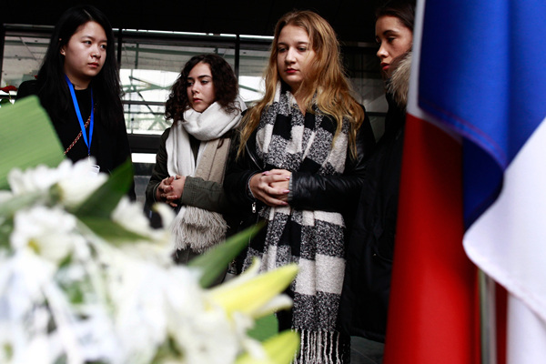 People in Beijing gathered at the French embassy in China on Sunday to mourn the victims of the Paris attack. The embassy lowered the tricolor flag to half-staff. (Photo by Zhu Xingxin/China Daily) People in Beijing gathered at the French embassy in China on Sunday to mourn the victims of the Paris attack. The embassy lowered the tricolor flag to half-staff. (Photo by Zhu Xingxin/China Daily)