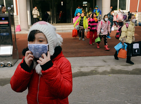 Primary school students in Shenyang, Liaoning province, wear masks to protect themselves from pollution on Nov 13. Provided to China Daily Primary school students in Shenyang, Liaoning province, wear masks to protect themselves from pollution on Nov 13. Provided to China Daily