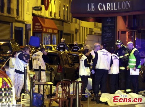 Rescue service personnel work near the covered bodies outside a restaurant following a shooting incident in Paris, France, November 13, 2015. Multiple, near-simultaneous attacks on entertainment sites rock Paris on Friday, leaving over 100 killed and scores taken hostage in a concert hall. (Photo/Agencies) Rescue service personnel work near the covered bodies outside a restaurant following a shooting incident in Paris, France, November 13, 2015. Multiple, near-simultaneous attacks on entertainment sites rock Paris on Friday, leaving over 100 killed and scores taken hostage in a concert hall. (Photo/Agencies)