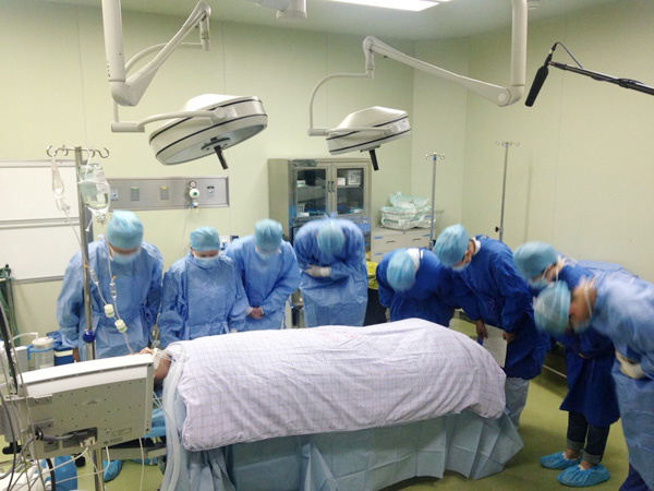 Doctors and nurses pay tribute to Jiao Yu's remains before the operation to remove his organs at Fudan University's Huashan Hospital in Shanghai, Nov 2, 2015. (Photo/huashan.org.cn) Doctors and nurses pay tribute to Jiao Yu's remains before the operation to remove his organs at Fudan University's Huashan Hospital in Shanghai, Nov 2, 2015. (Photo/huashan.org.cn)