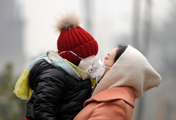 A mother and her daughter protect themselves from the heavy smog in Shenyang, Liaoning province, on Sunday. (Photo/China Daily) A mother and her daughter protect themselves from the heavy smog in Shenyang, Liaoning province, on Sunday. (Photo/China Daily)