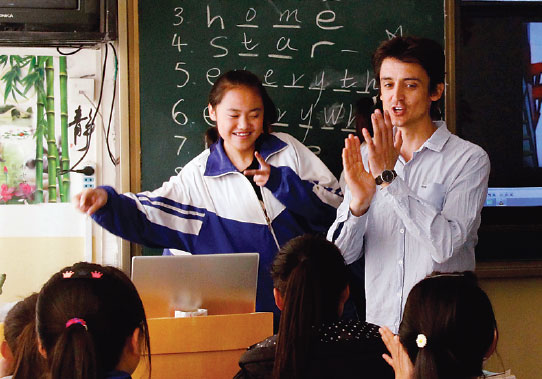 Michale Forde, a teacher from New Zealand, instructs students at a class at Bailie Vocational School in Shandan, Gansu province, in October. Zhai Jizong / For China Daily Michale Forde, a teacher from New Zealand, instructs students at a class at Bailie Vocational School in Shandan, Gansu province, in October. Zhai Jizong / For China Daily