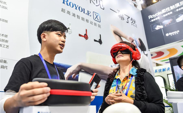 A visitor tries a 3,300 ppi portable cinema system in the 17th China Hi-tech Fair (CHTF) in Shenzhen, south China's Guangdong province, Nov 16, 2015. (Photo/Xinhua) A visitor tries a 3,300 ppi portable cinema system in the 17th China Hi-tech Fair (CHTF) in Shenzhen, south China's Guangdong province, Nov 16, 2015. (Photo/Xinhua)