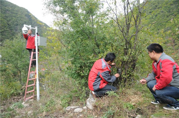 Staff members from Heihe National Forest Park install surveillance and infrared cameras in essential places to monitor the behavior of tourists as well as wild animals.(Photo by Xu Lin/China Daily) Staff members from Heihe National Forest Park install surveillance and infrared cameras in essential places to monitor the behavior of tourists as well as wild animals.(Photo by Xu Lin/China Daily)