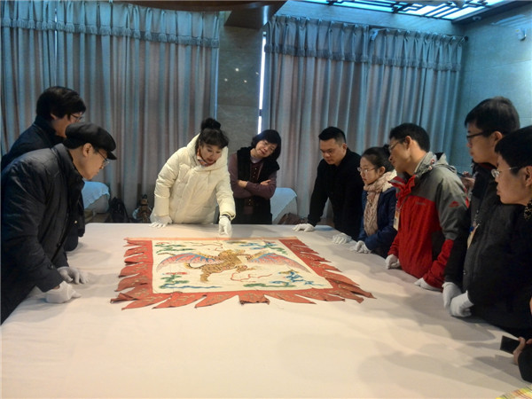 Artist and scholar Sun Ping (center) shows visitors a relic of a Peking Opera performance at the Imperial Court Opera Institute of the Palace Museum in Beijing. (Photo provided to China Daily) Artist and scholar Sun Ping (center) shows visitors a relic of a Peking Opera performance at the Imperial Court Opera Institute of the Palace Museum in Beijing. (Photo provided to China Daily)