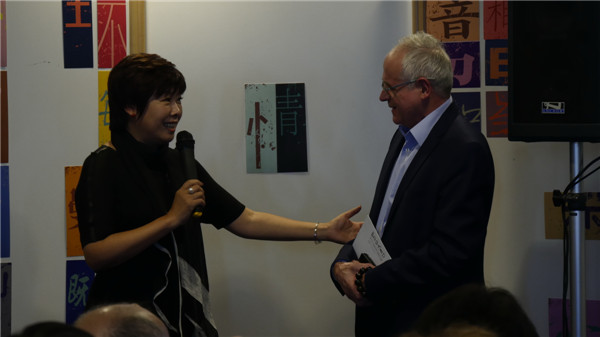 Yu Dan speaks to a French official during the event about learning Chinese characters at the headquarters of UNESCO in Paris in October. (Photo provided to China Daily) Yu Dan speaks to a French official during the event about learning Chinese characters at the headquarters of UNESCO in Paris in October. (Photo provided to China Daily)