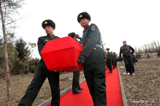 Chinese soldiers carry the remains of the Russian soldiers in a martyrs' park in Mudanjiang city, northeast China's Heilongjiang Province, Nov. 17, 2015. The remains of seven Russian soldiers who fell in Heilongjiang Province while helping defend China against Japanese invaders in 1945 were buried in the martyrs' park in Mudanjiang City on Tuesday. (Photo: Xinhua/Ma Zhiyao) Chinese soldiers carry the remains of the Russian soldiers in a martyrs' park in Mudanjiang city, northeast China's Heilongjiang Province, Nov. 17, 2015. The remains of seven Russian soldiers who fell in Heilongjiang Province while helping defend China against Japanese invaders in 1945 were buried in the martyrs' park in Mudanjiang City on Tuesday. (Photo: Xinhua/Ma Zhiyao)