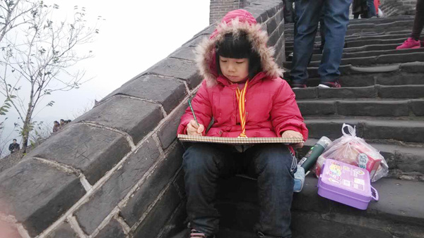 Jiang Yake paints at the Great Wall in Beijing. (Photo provided to China Daily) Jiang Yake paints at the Great Wall in Beijing. (Photo provided to China Daily)