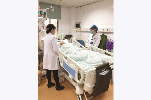 Doctors stand beside Yan Baozhen at Nanjing Hospital of T.C.M. in Nanjing, capital city of East China’s Jiangsu province. on Nov 18, 2015. (Photo/xhby.net) Doctors stand beside Yan Baozhen at Nanjing Hospital of T.C.M. in Nanjing, capital city of East China’s Jiangsu province. on Nov 18, 2015. (Photo/xhby.net)