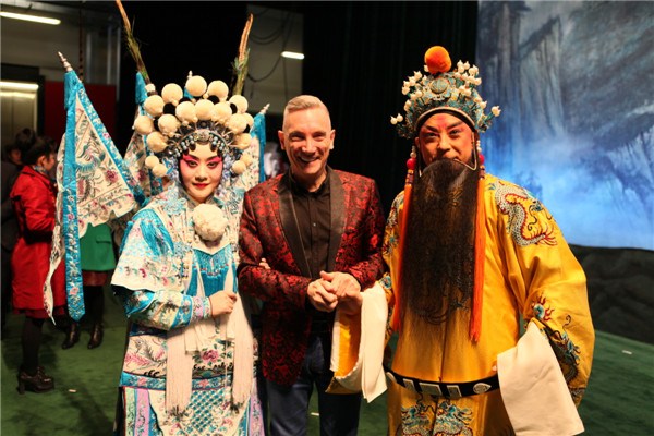 Liverpool City Councilor Gary Millar (center) takes a photo with leading performers Li Shengsu (left) and Yu Kuizhi of The Warrior Women of Yang in Liverpool on Nov 13. (Photo provided to China Daily) Liverpool City Councilor Gary Millar (center) takes a photo with leading performers Li Shengsu (left) and Yu Kuizhi of The Warrior Women of Yang in Liverpool on Nov 13. (Photo provided to China Daily)